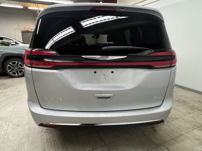 2022 Chrysler Pacifica Touring AWD - Image 4
