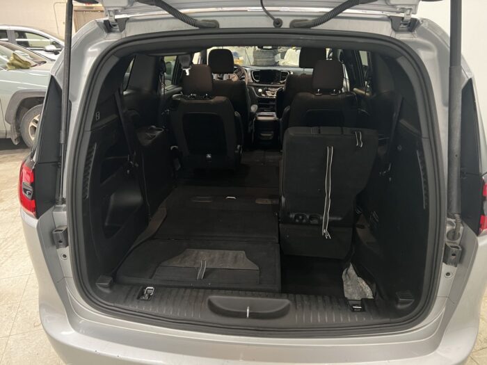 2022 Chrysler Pacifica Touring AWD - Image 10