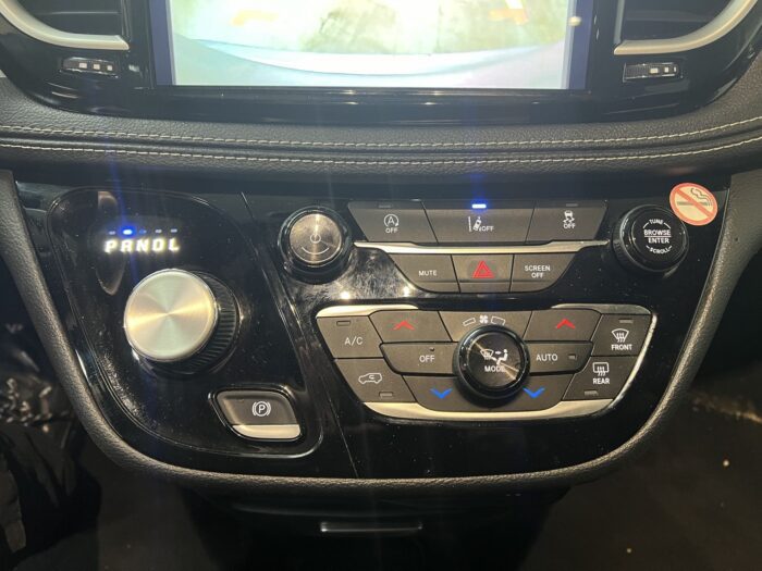 2022 Chrysler Pacifica Touring AWD - Image 14