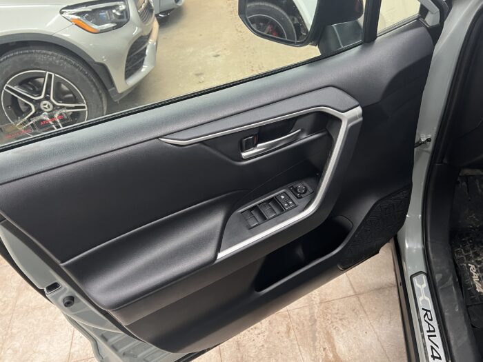 2019 Toyota RAV4 AWD Trail - Image 11
