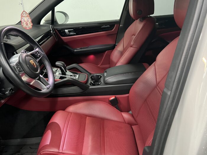 2020 PORSCHE CAYENNE CHALK WITH RED - Image 7