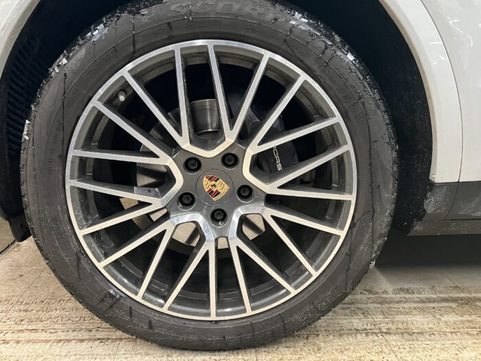 2020 PORSCHE CAYENNE CHALK WITH RED - Image 18