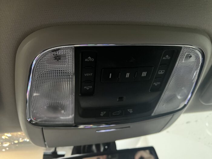 2012 JEEP GRAND CHEROKEE HEMI 5.7V8 - Image 15