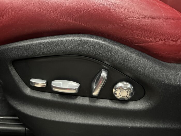 2020 PORSCHE CAYENNE CHALK WITH RED - Image 9