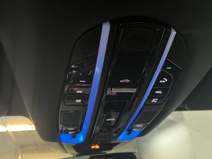2020 PORSCHE CAYENNE CHALK WITH RED - Image 16