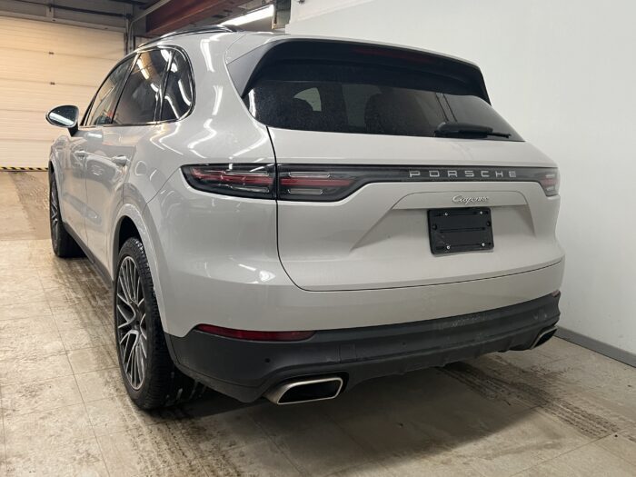 2020 PORSCHE CAYENNE CHALK WITH RED - Image 4