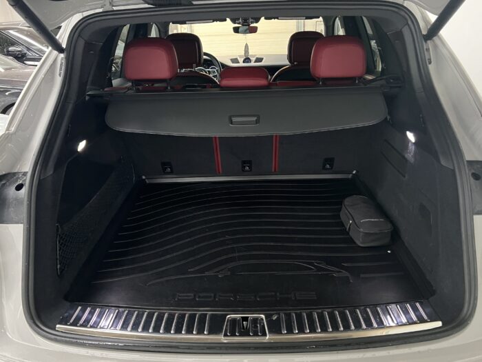 2020 PORSCHE CAYENNE CHALK WITH RED - Image 6
