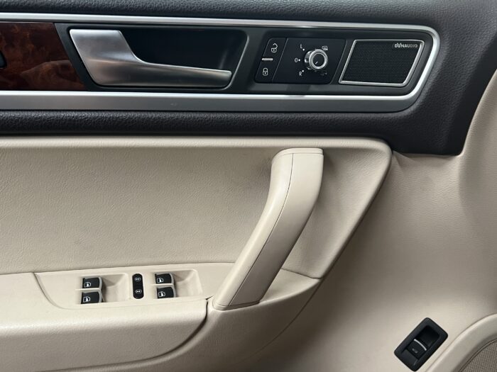 2012 VOLKSWAGEN TOUAREG TDI"PENDING" - Image 9