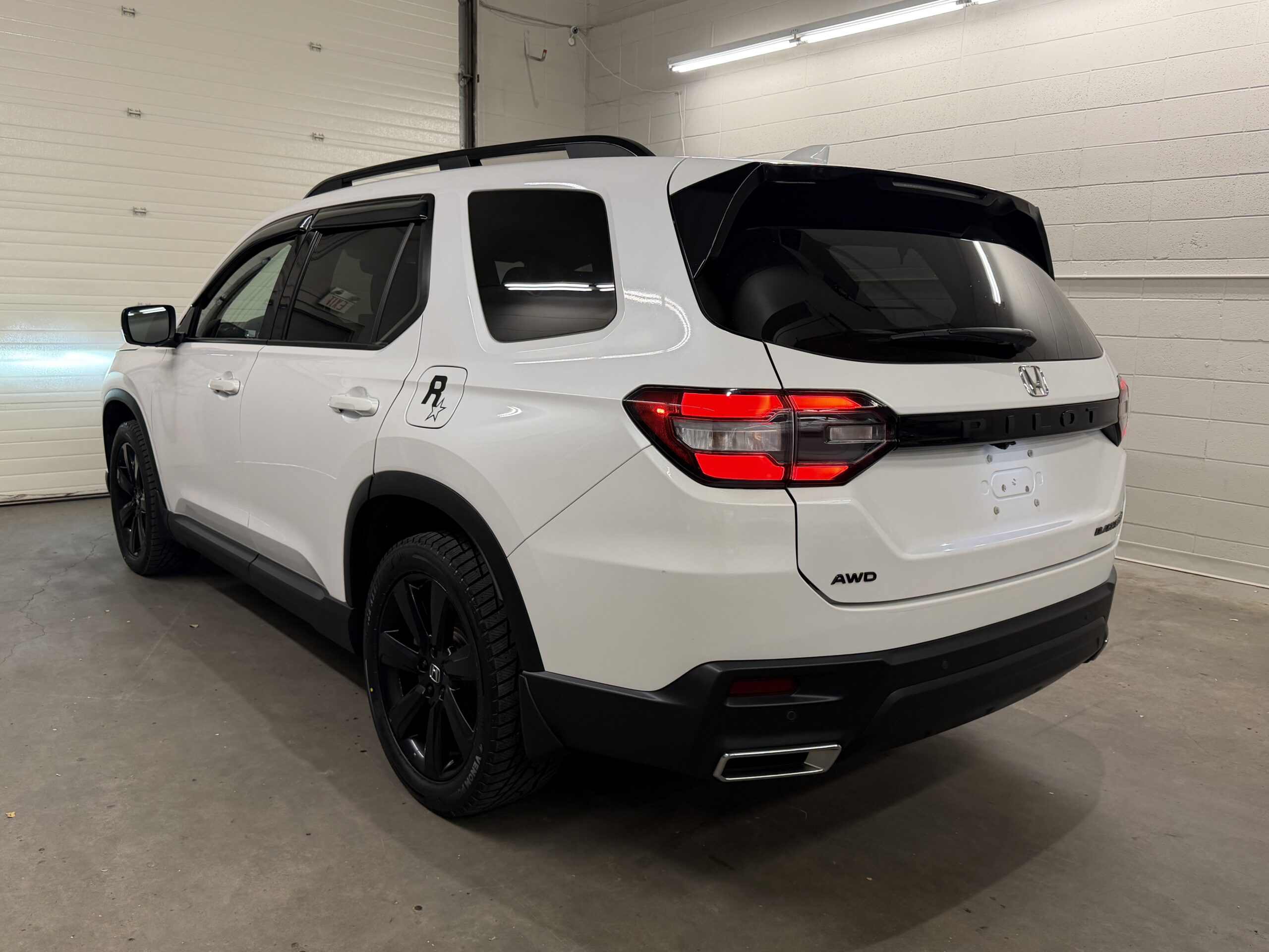 2023 HONDA PILOT BLACK EDITION AWD *PENDING* - Image 4