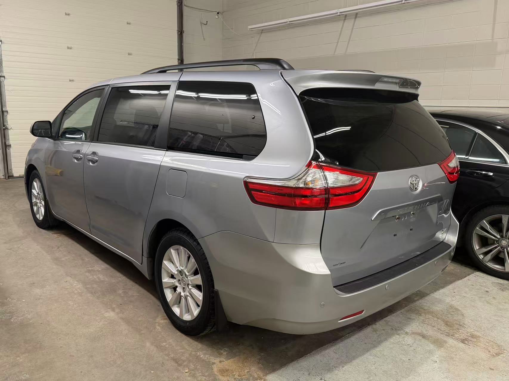 2015 TOYOTA SIENNA XLE AWD *PENDING* - Image 4