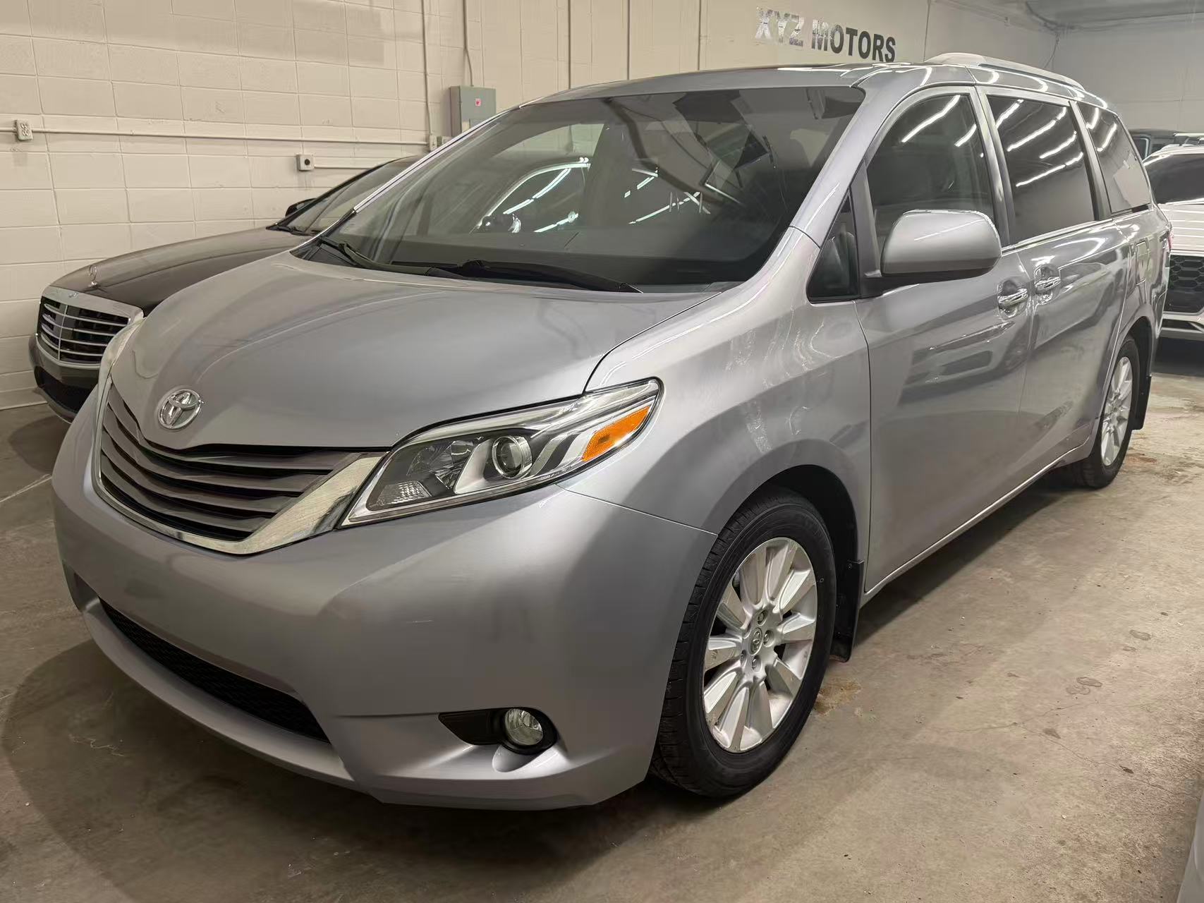 2015 TOYOTA SIENNA XLE AWD *PENDING* - Image 3