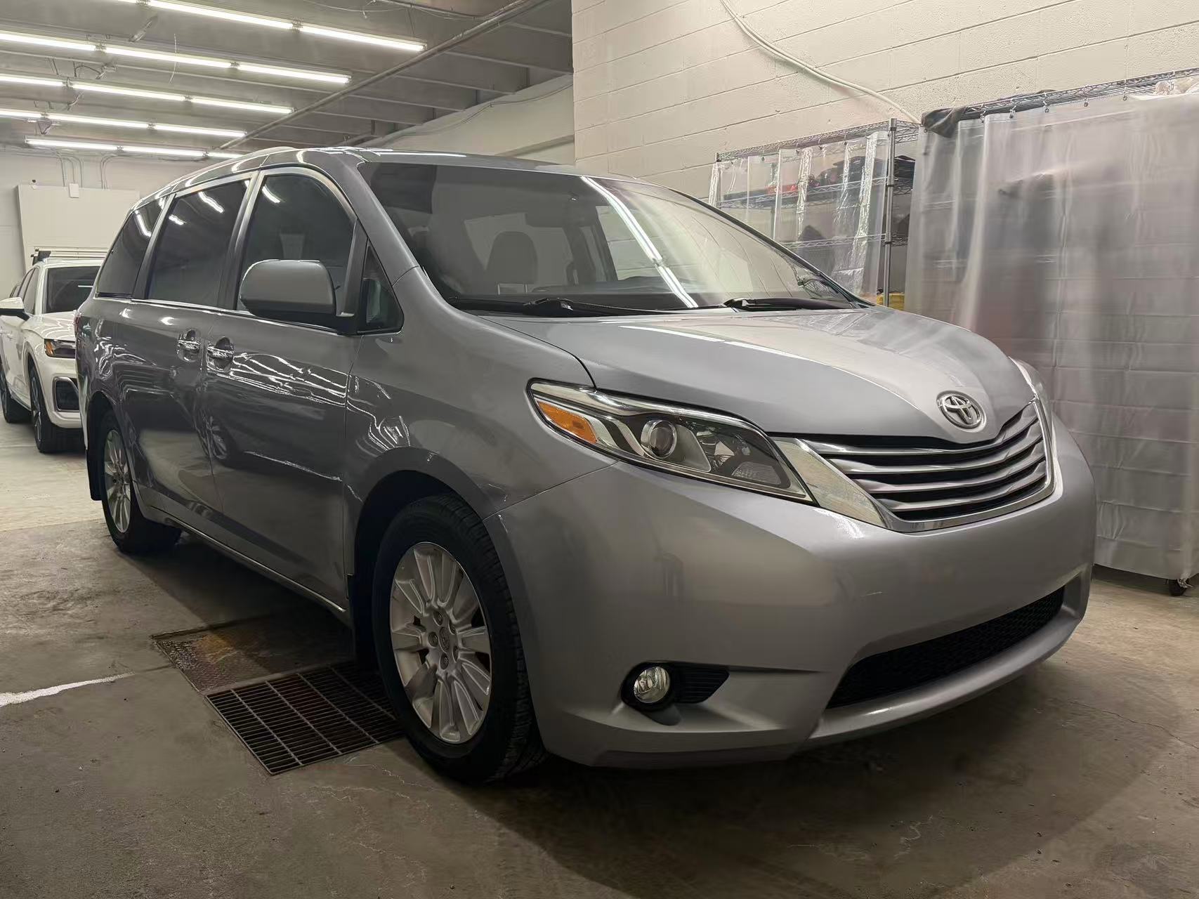 2015 TOYOTA SIENNA XLE AWD *PENDING* - Image 2