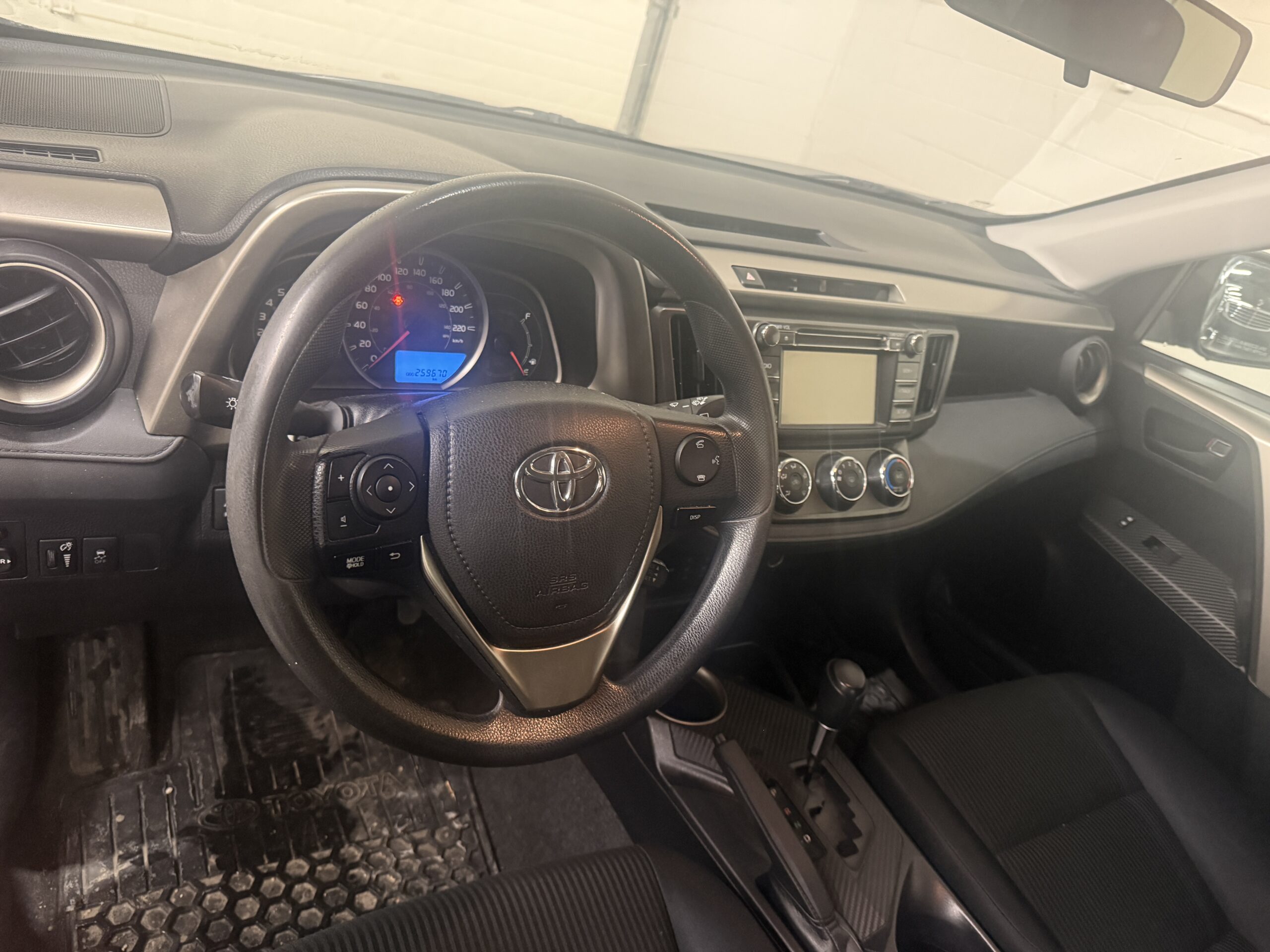2015 TOYOTA RAV4 LE AWD - Image 9